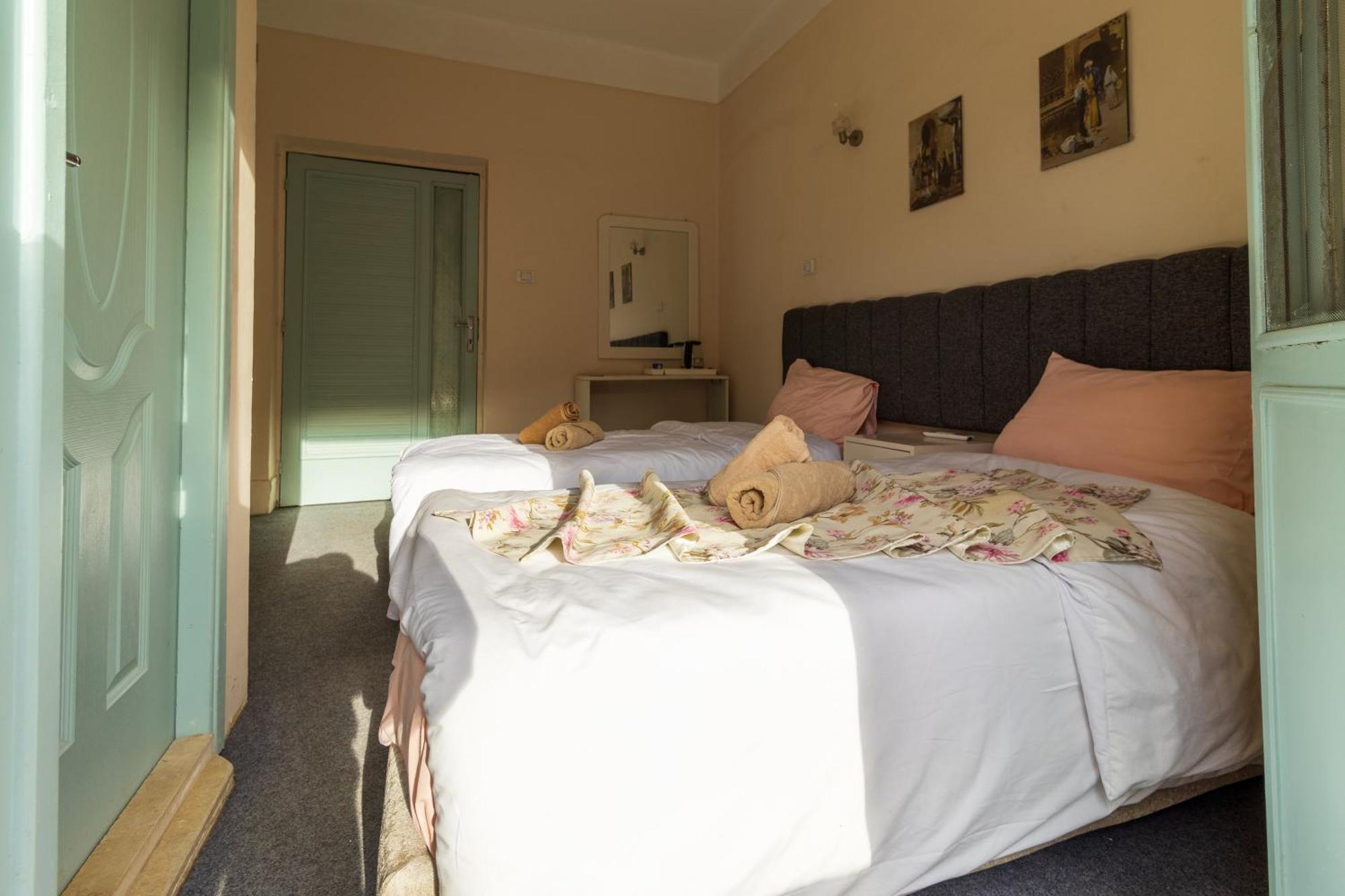 The Grand Pyramids View Hotel Kafret el-Gabal Rum bild