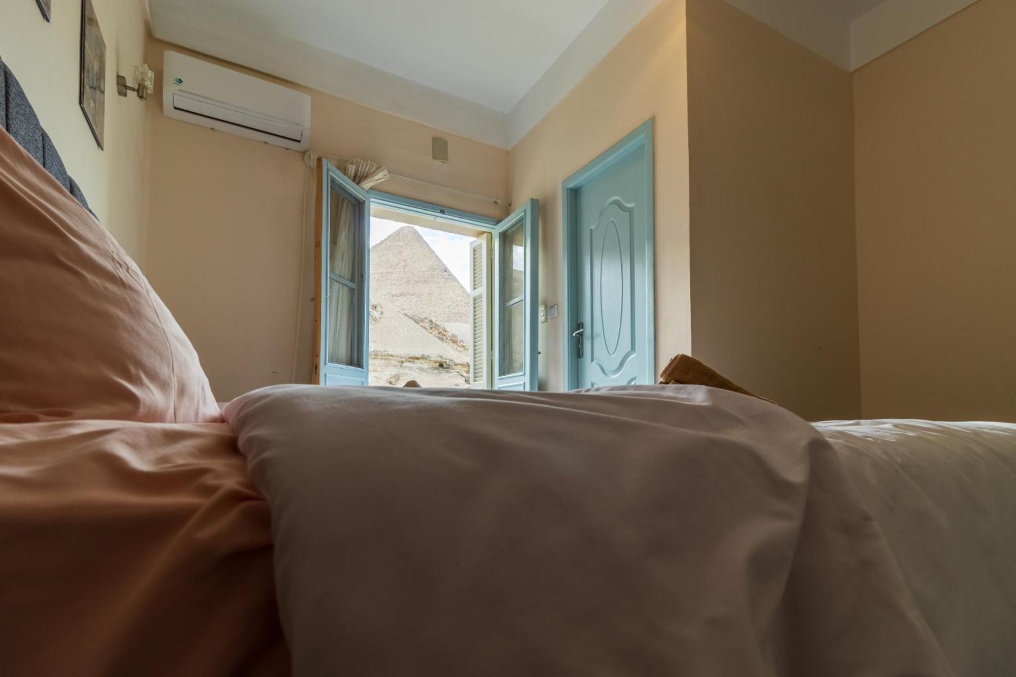 The Grand Pyramids View Hotel Kafret el-Gabal Rum bild