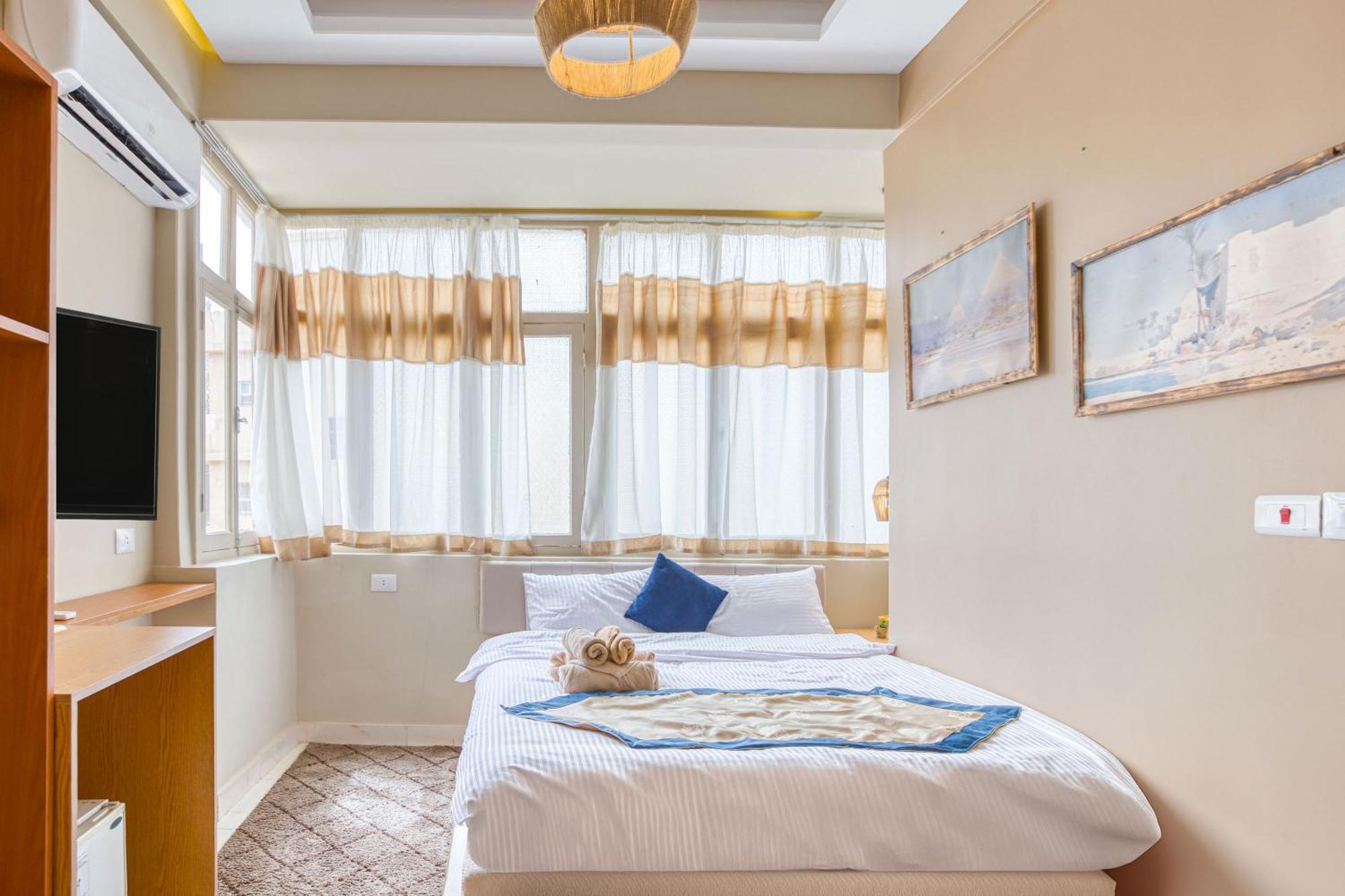 The Grand Pyramids View Hotel Kafret el-Gabal Rum bild
