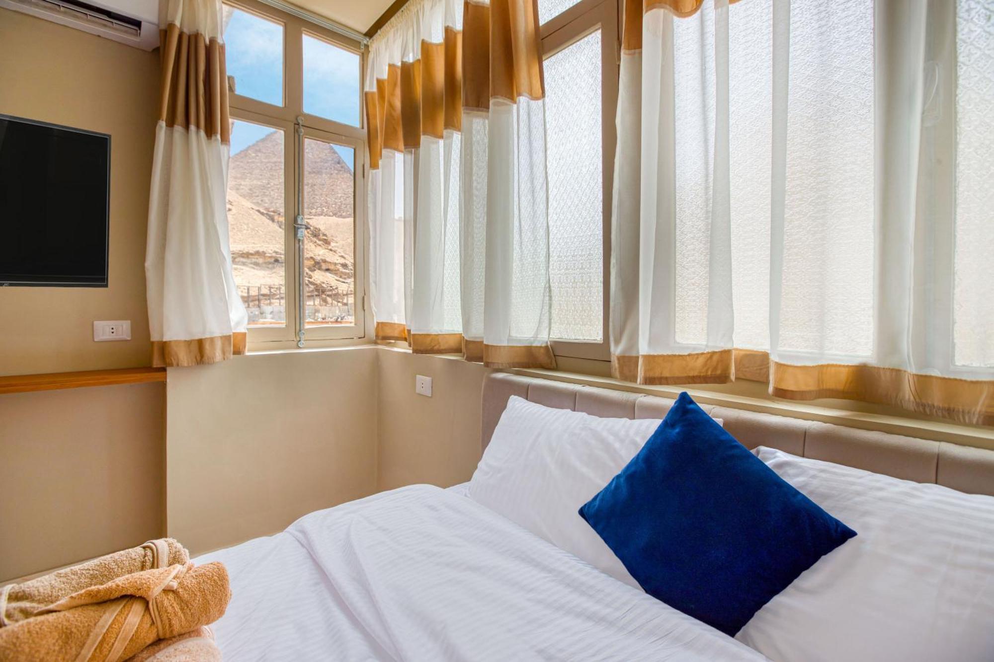 The Grand Pyramids View Hotel Kafret el-Gabal Rum bild