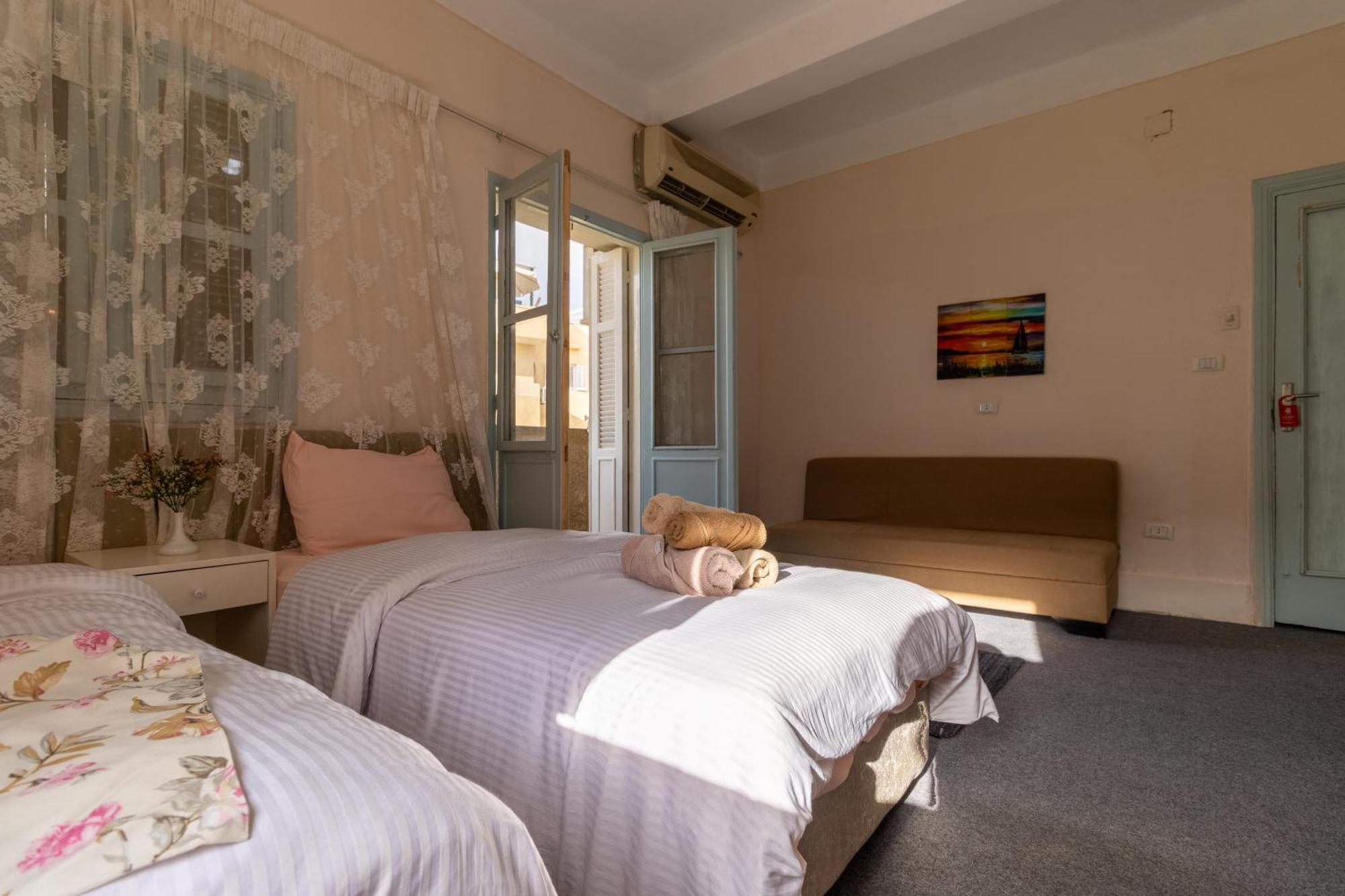 The Grand Pyramids View Hotel Kafret el-Gabal Rum bild