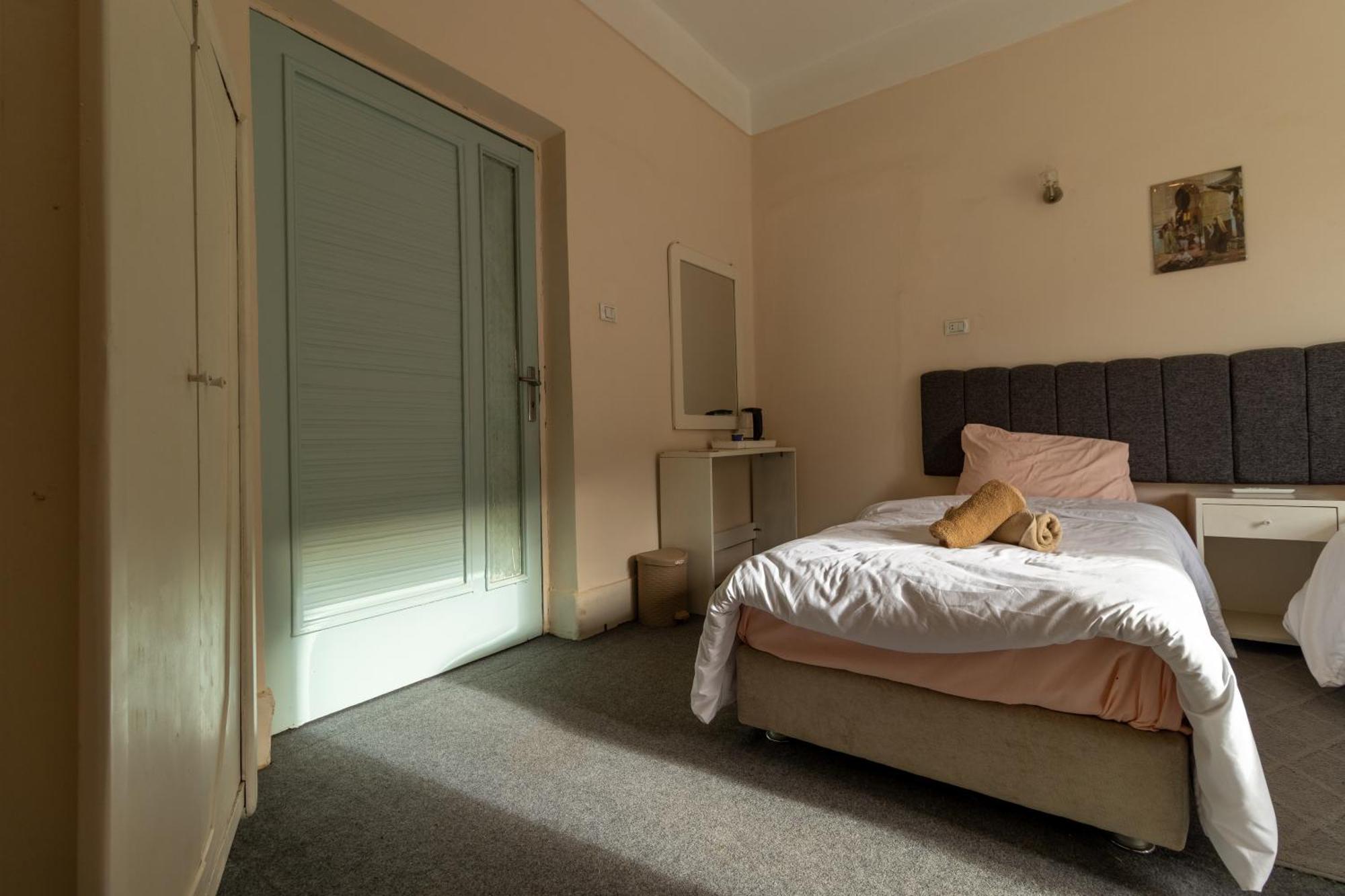The Grand Pyramids View Hotel Kafret el-Gabal Rum bild