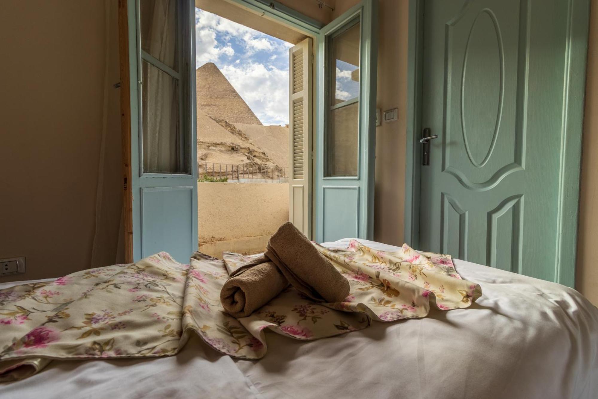The Grand Pyramids View Hotel Kafret el-Gabal Rum bild