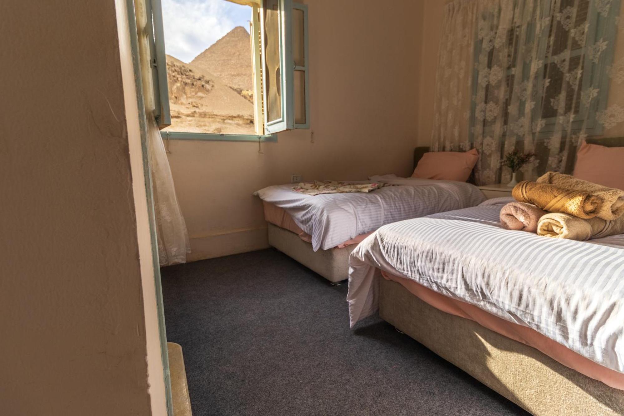 The Grand Pyramids View Hotel Kafret el-Gabal Rum bild