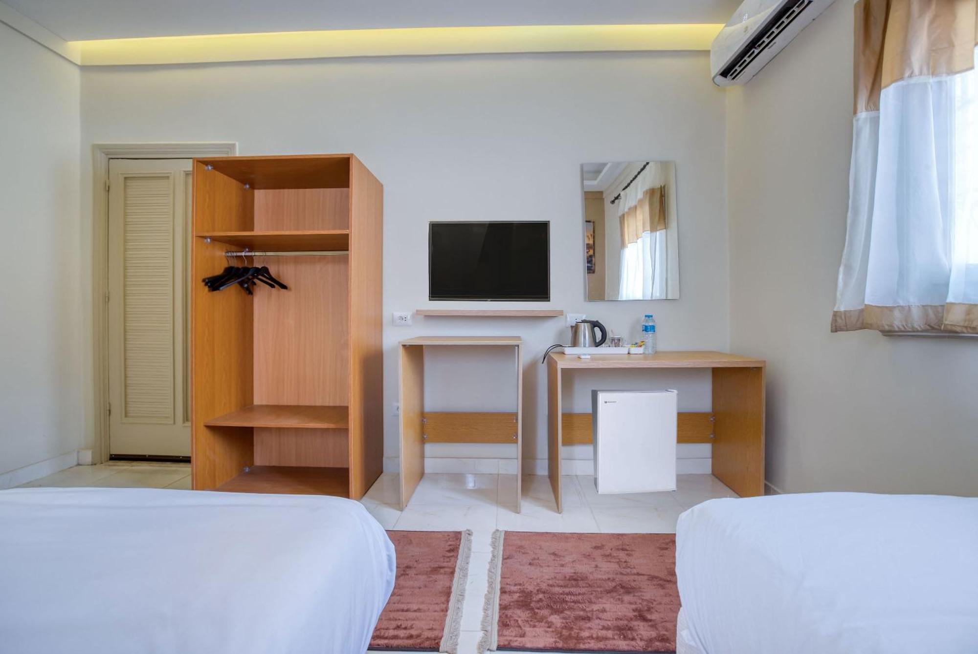 The Grand Pyramids View Hotel Kafret el-Gabal Rum bild