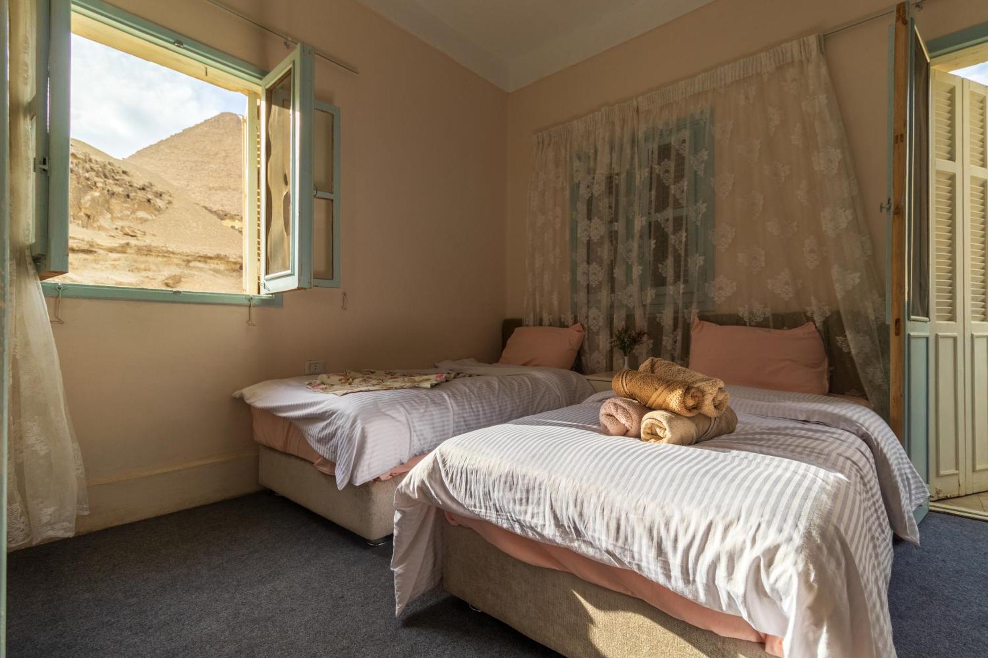 The Grand Pyramids View Hotel Kafret el-Gabal Rum bild
