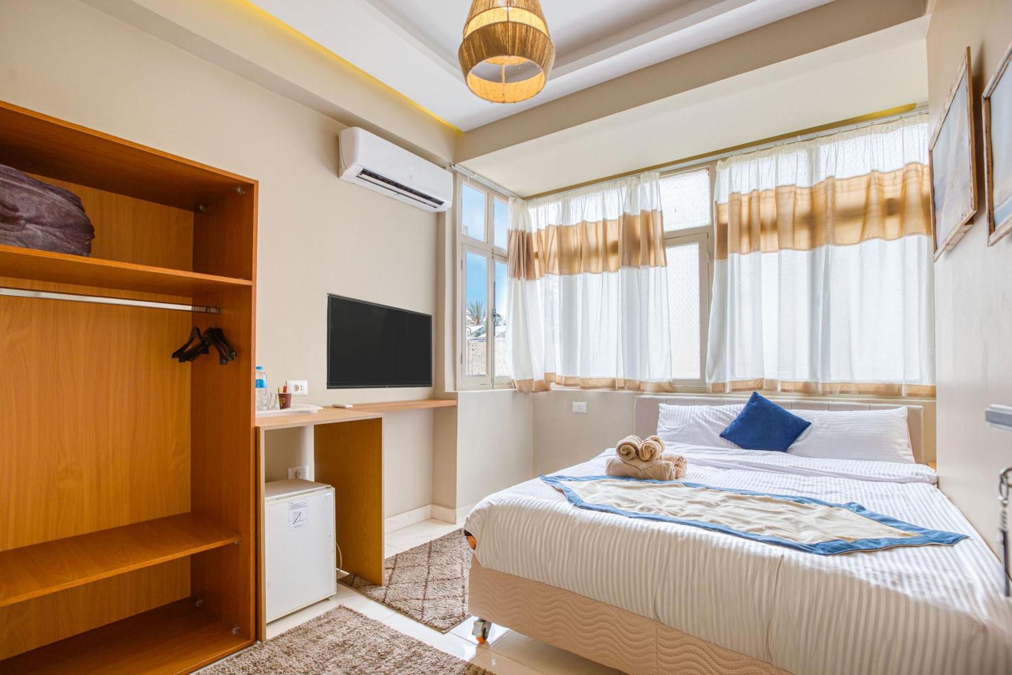 The Grand Pyramids View Hotel Kafret el-Gabal Rum bild