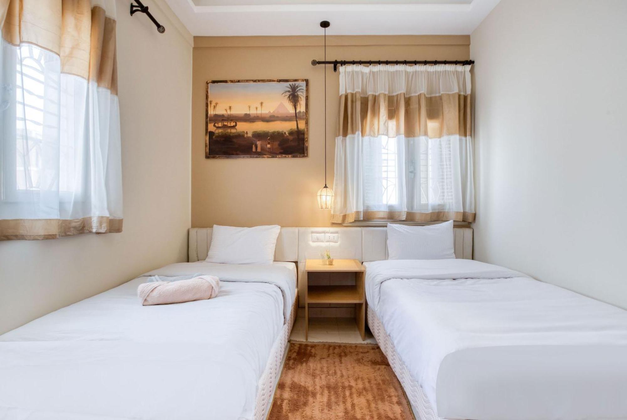 The Grand Pyramids View Hotel Kafret el-Gabal Rum bild