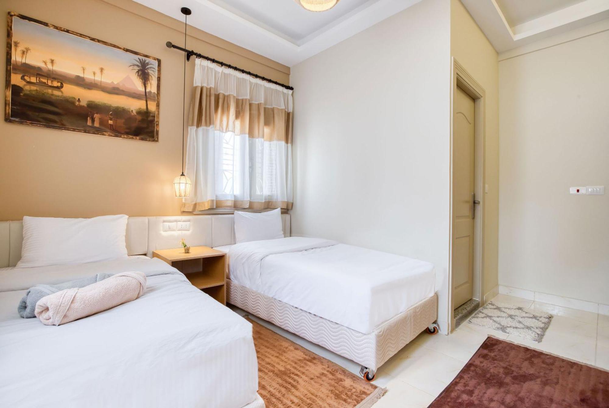 The Grand Pyramids View Hotel Kafret el-Gabal Rum bild