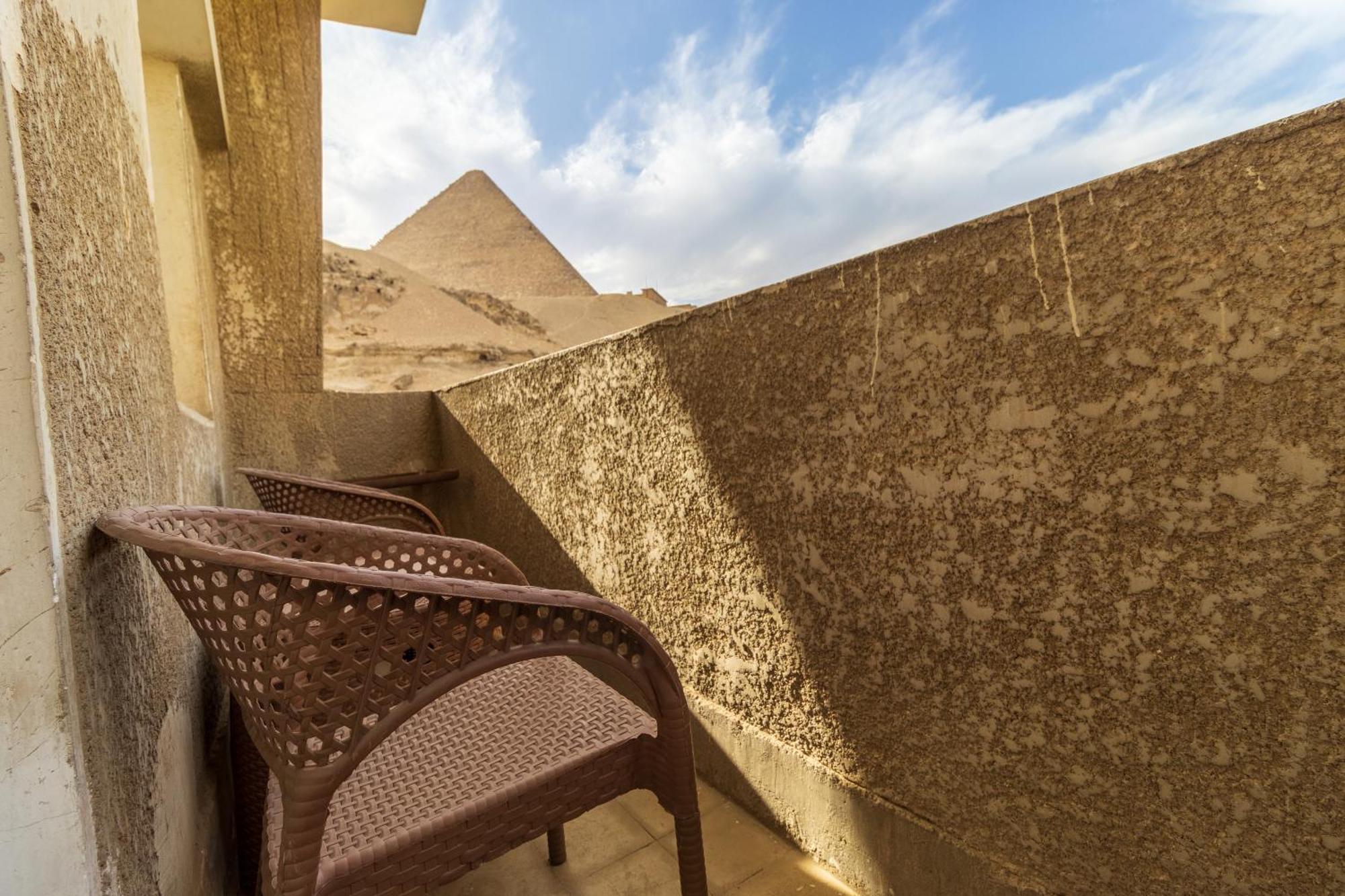 The Grand Pyramids View Hotel Kafret el-Gabal Rum bild