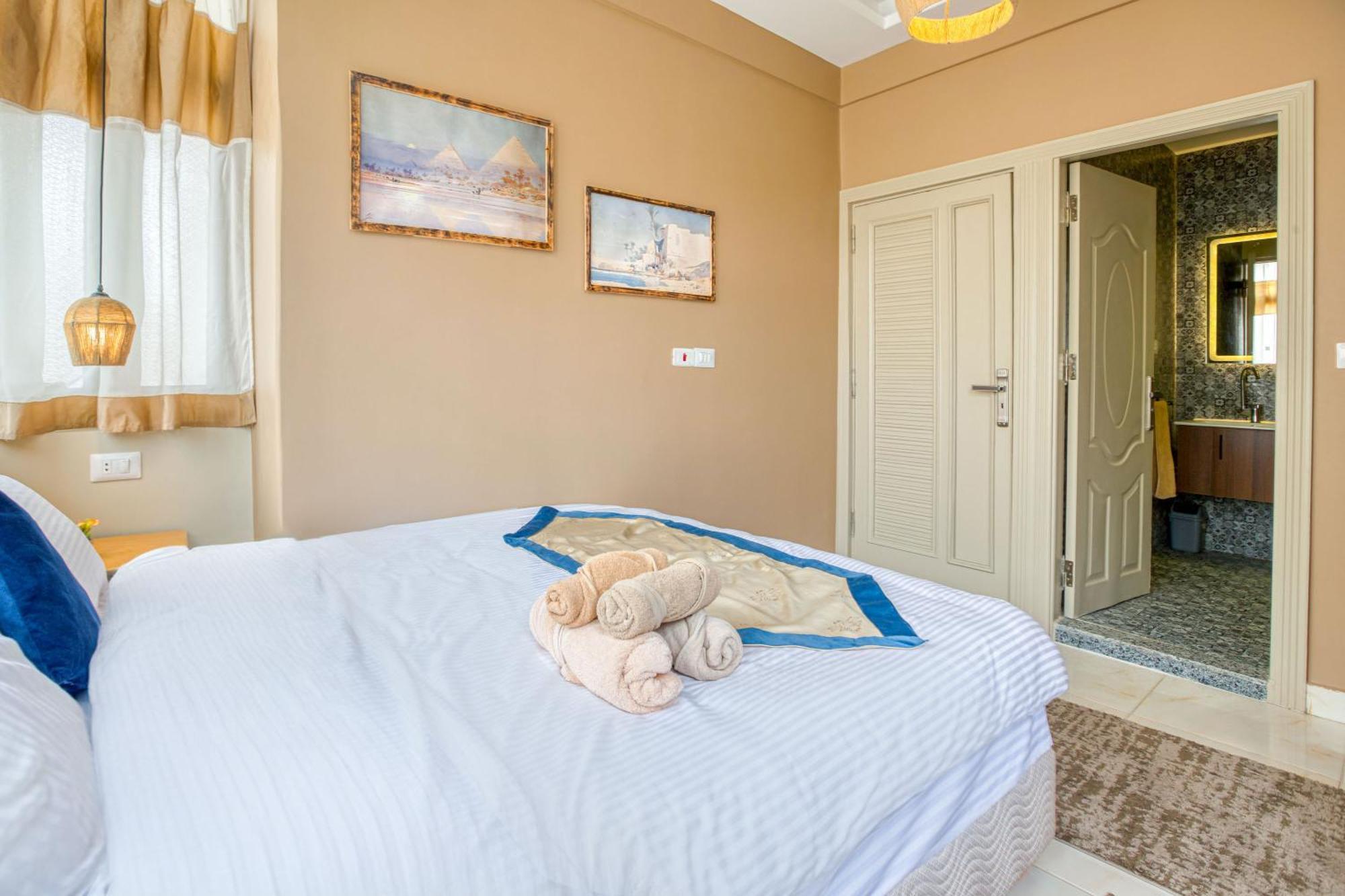 The Grand Pyramids View Hotel Kafret el-Gabal Rum bild